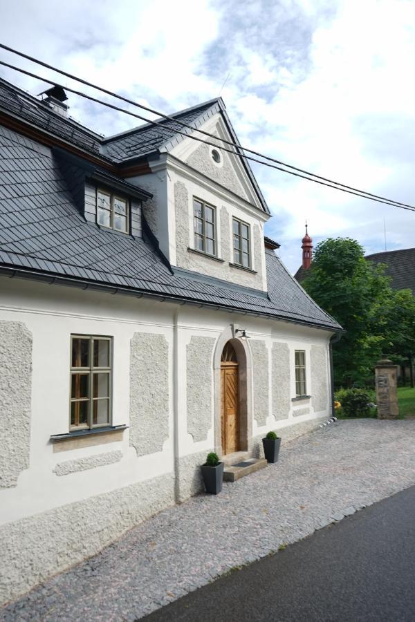 Baroque Chaplain House Kaplanka 1796 A. D. - Historical Luxury Apts In Bohemian Paradise Zelezny Brod Esterno foto